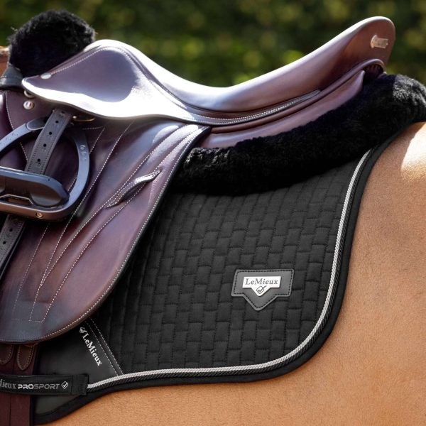 Jumping and allround saddle pads – provides cushioning and support for horse and rider.